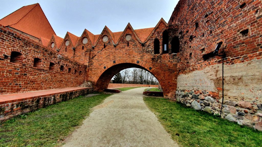 Przejście pod najlepiej zachowana częścią zamku krzyżackiego Toruń