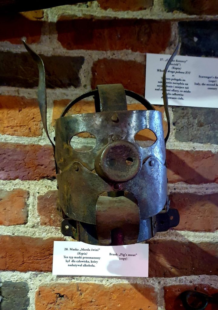 Maska świni w muzeum narzędzi tortur w Toruniu