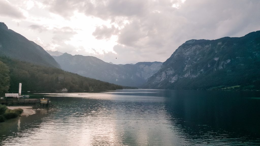 Jezioro Bohinji otoczone górami.