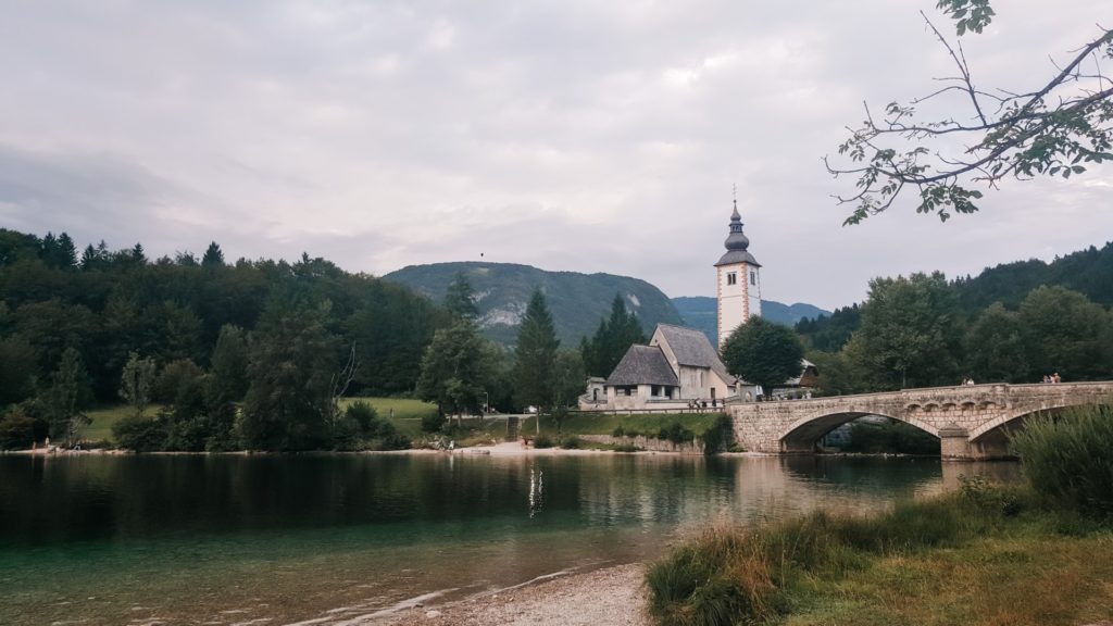 Kościół obok mostu nad jeziorem Bohinj w Słowenii.