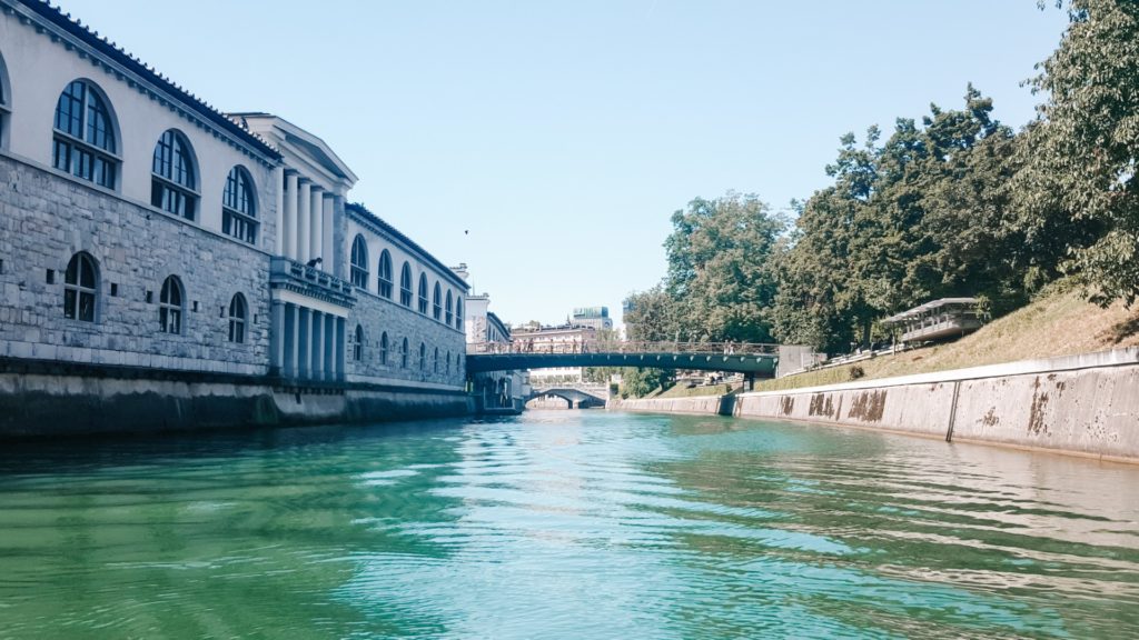 Widok na rzekę i nadbrzeżne budynki w stolicy Słowenii Lublanie.