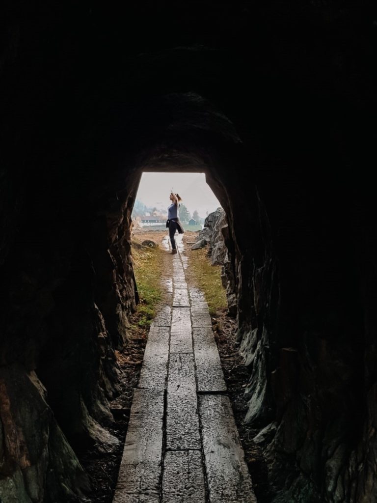 Tunel w kopalni kobaltu, dziewczyna na jego końcu.