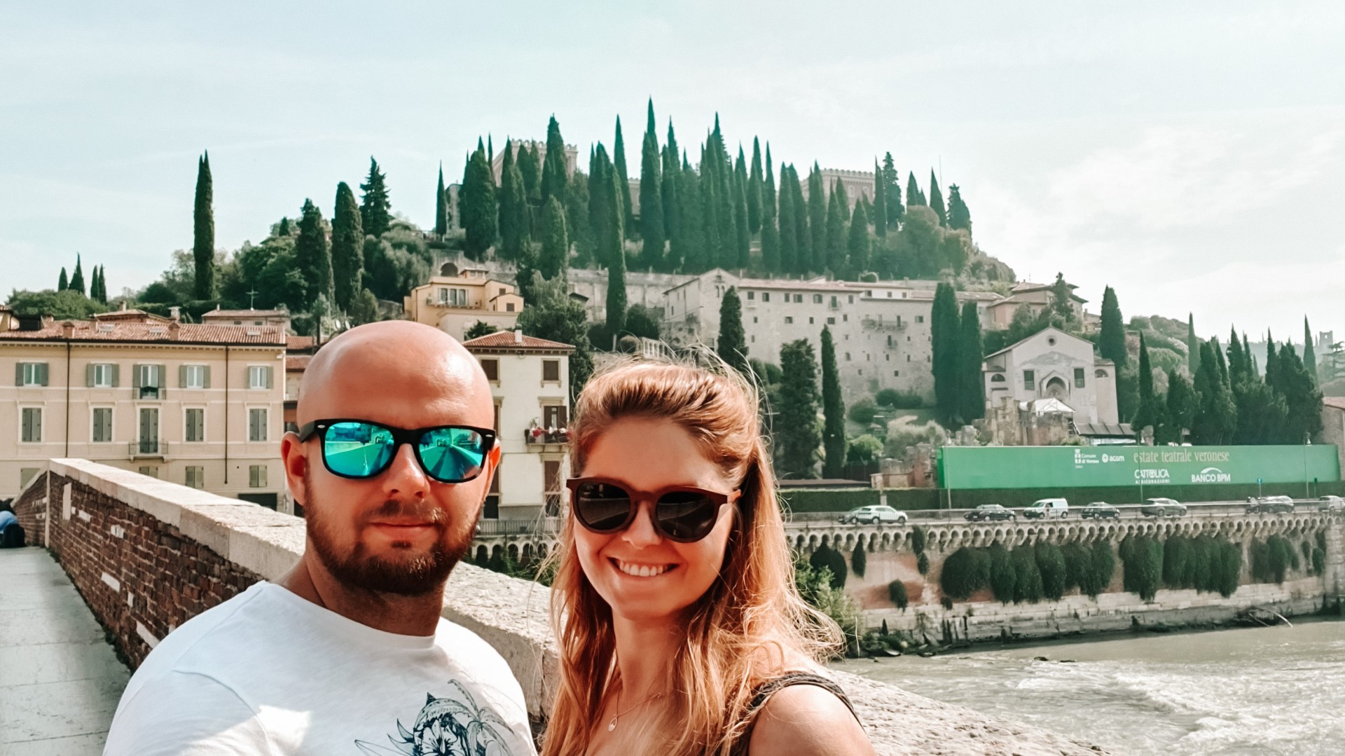 Para na moście w Weronie w tle wzgórze Św. Piotra.