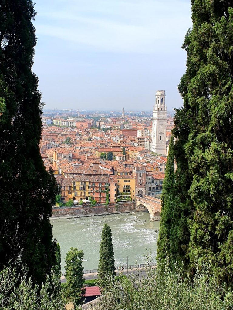 Panorama Werony widziana w słoneczny dzień ze wzgórza widokowego.