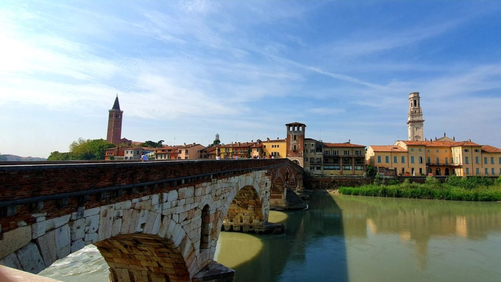 Most na Adydze i widok na Weronę.