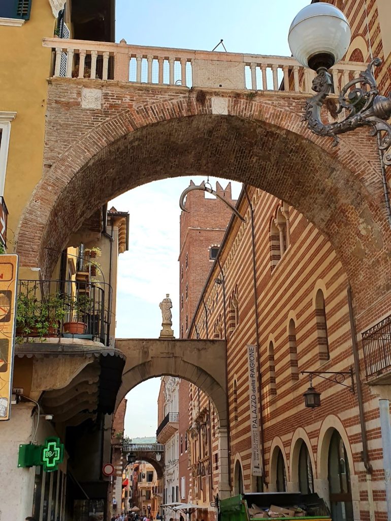 Żebro wieloryba podwieszona na łuku w Weronie, uliczka miasta.