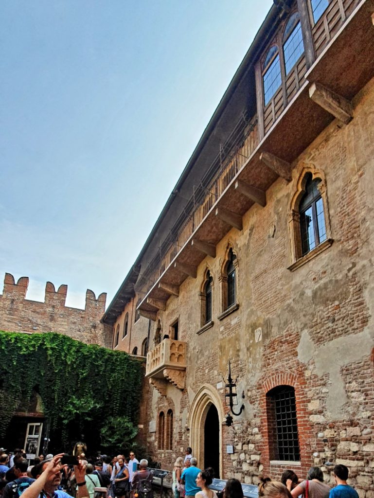 Tłum turystów pod balkonem Julii w Weronie.