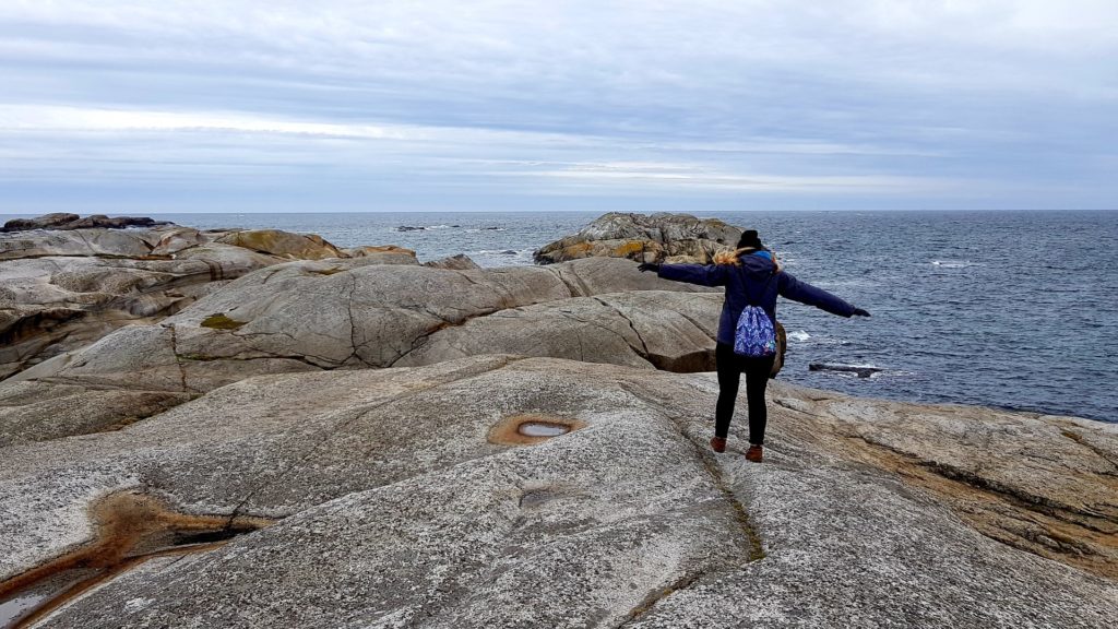Dziewczyna spacerująca na skałach Verdens Ende.