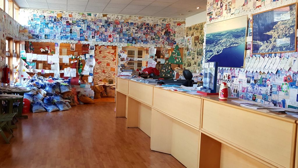 Wnętrze sortowni listów do Św. Mikołaja w Drobak niedaleko Oslo.