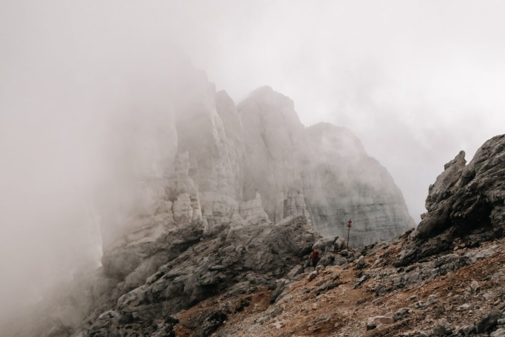 Widok na Alpy Julijskie ze szlaku na Razor.