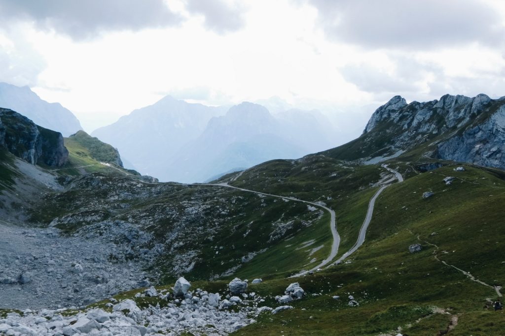 Widok na szosę prowadzącą pod Mangart.
