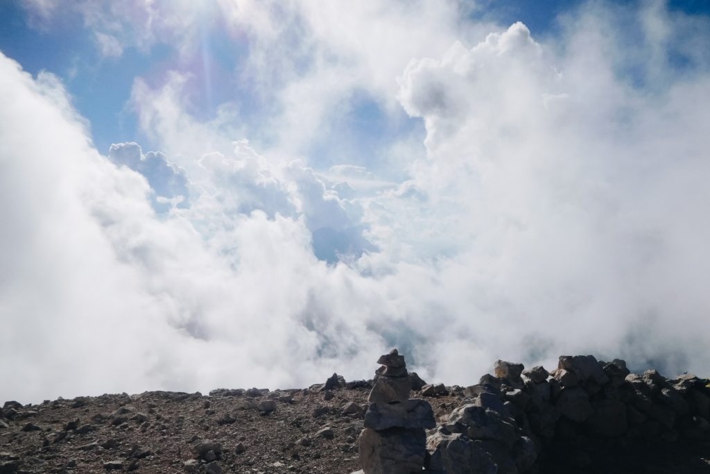 Chmury rozjaśnione światłem słonecznym na szczycie góry Mangart,