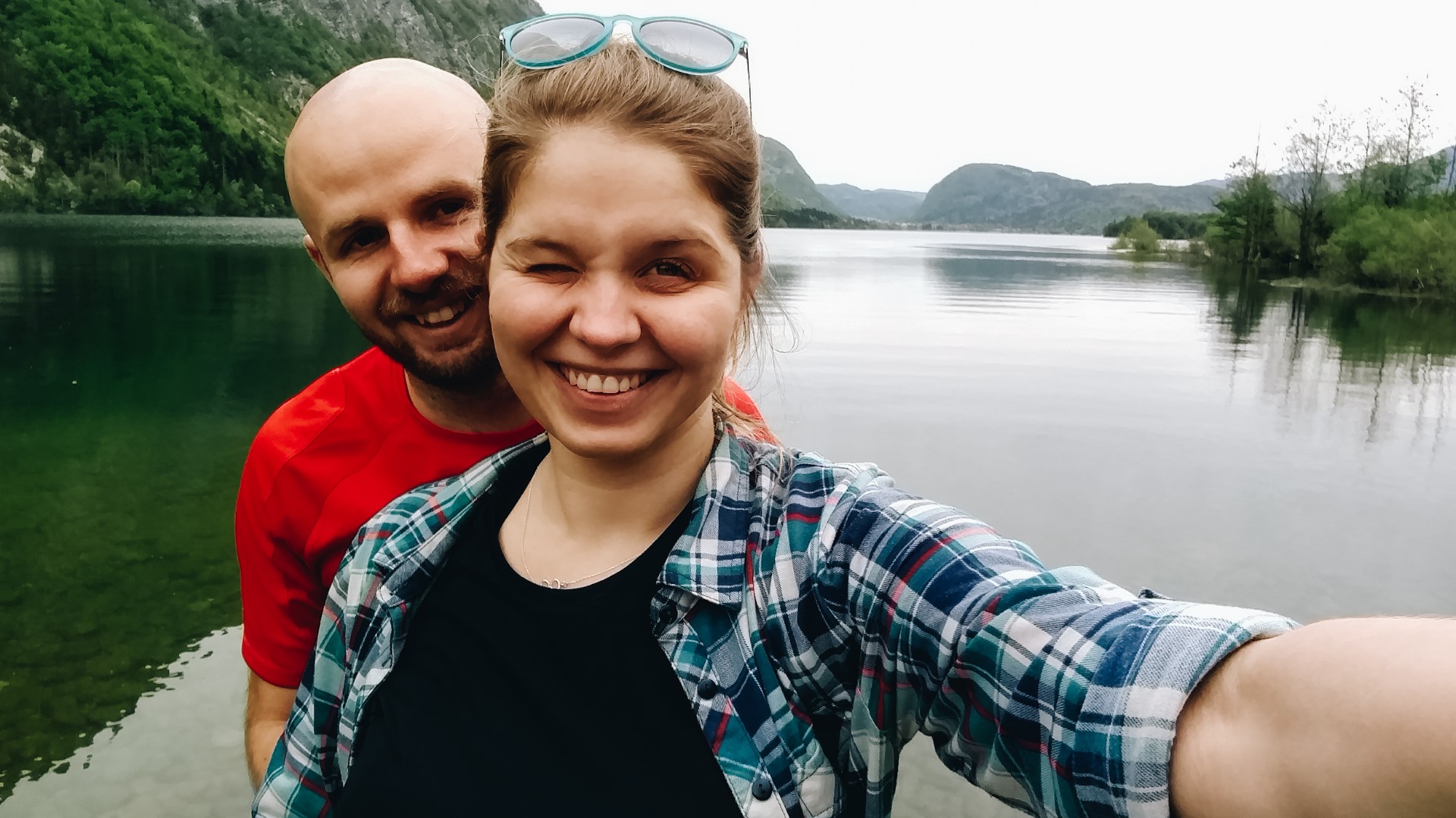 Zielona Słowenia, para robi selfie na tle jeziora Bohinj.