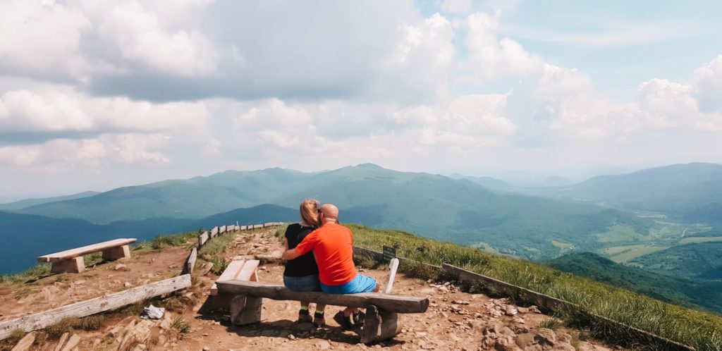 Para obejmująca się na ławce w Bieszczadach, na szczycie Połoniny.