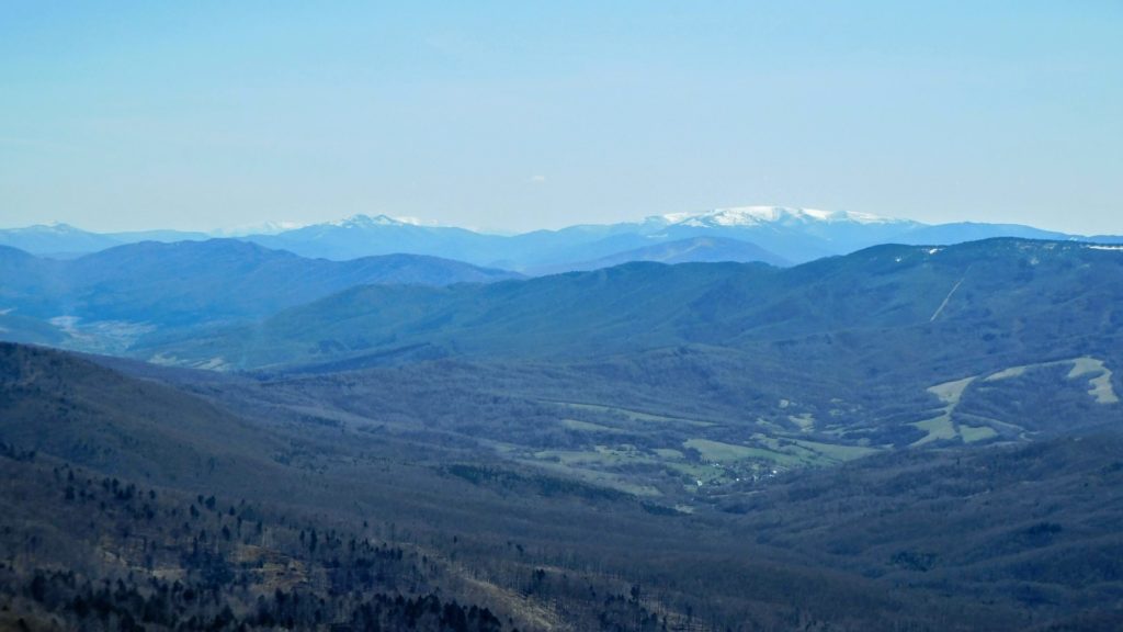 Ośnieżone szczyty Bieszczad.