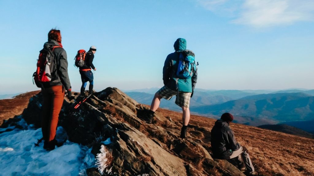Grupa turystów na szczycie góry w Bieszczadach.