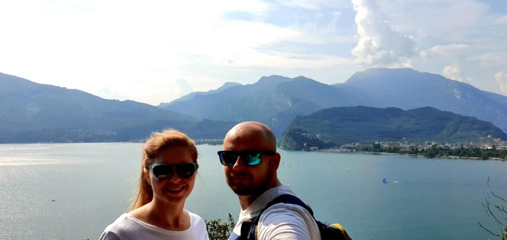 Para na tle jeziora i gór.