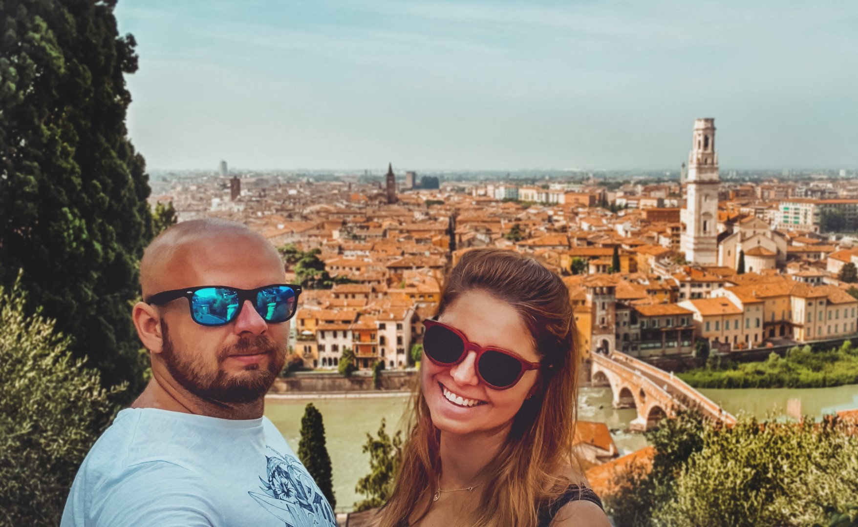 Para na tarasie widokowym w Weronie.