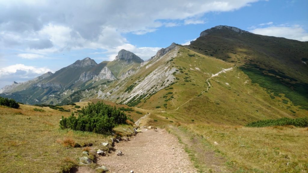 Widok na Tatry słowackie w słoneczny dzień.