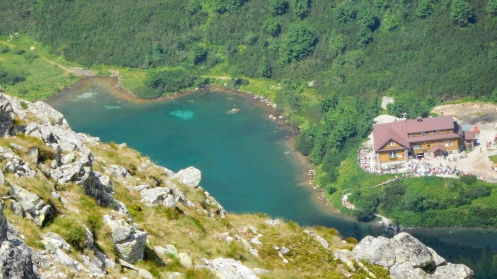 widok na Zielony Staw Kieżmarski i schronisko z Przełęczy Rakuskiej.