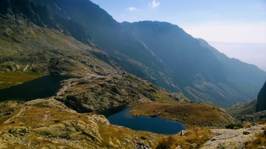 Widok jeziorka górskiego w Tatrach słowackich.