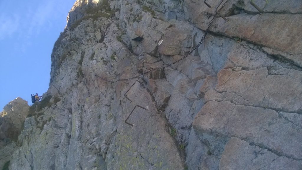 skalna ściana i widoczne na niej sztuczne zabezpieczenia szlaku. Tatry słowackie.