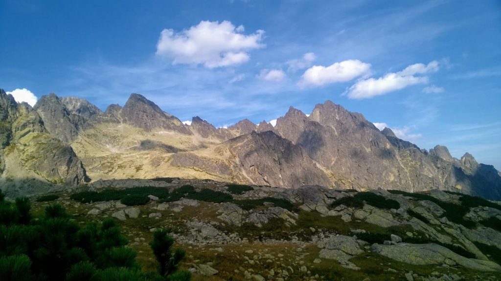 Panorama Tatr słowackich w słoneczny dzień.