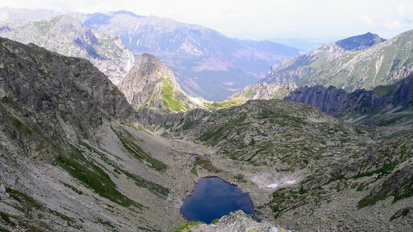 Górskie jezioro widziane ze szlaku. Tatry słowackie.