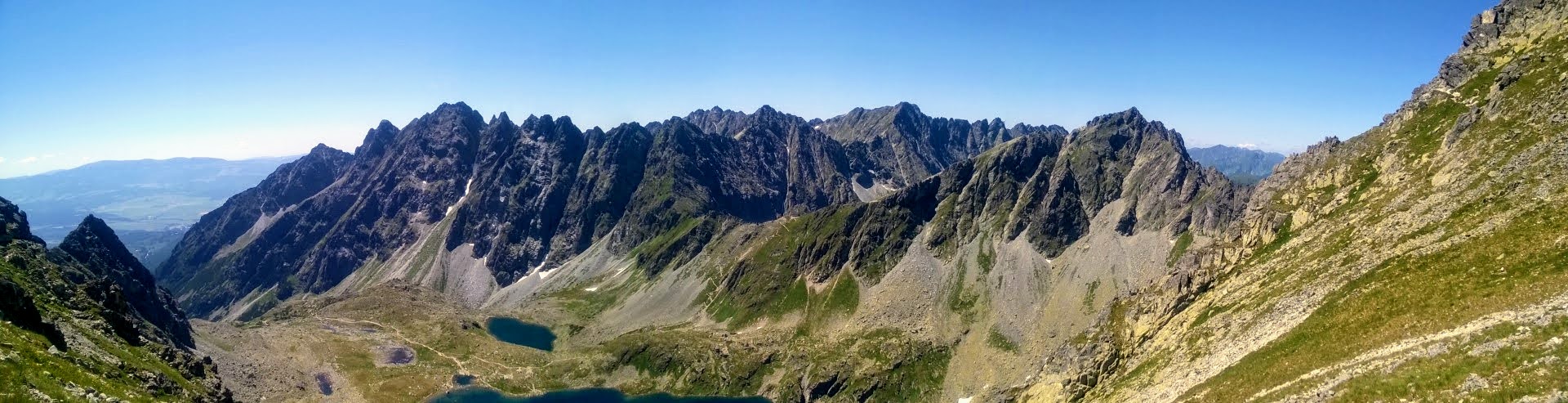 Widok na skalne szczyty Tatr Słowackich.