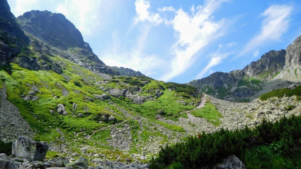 Widok na Tatry słowackie w słoneczny dzień.