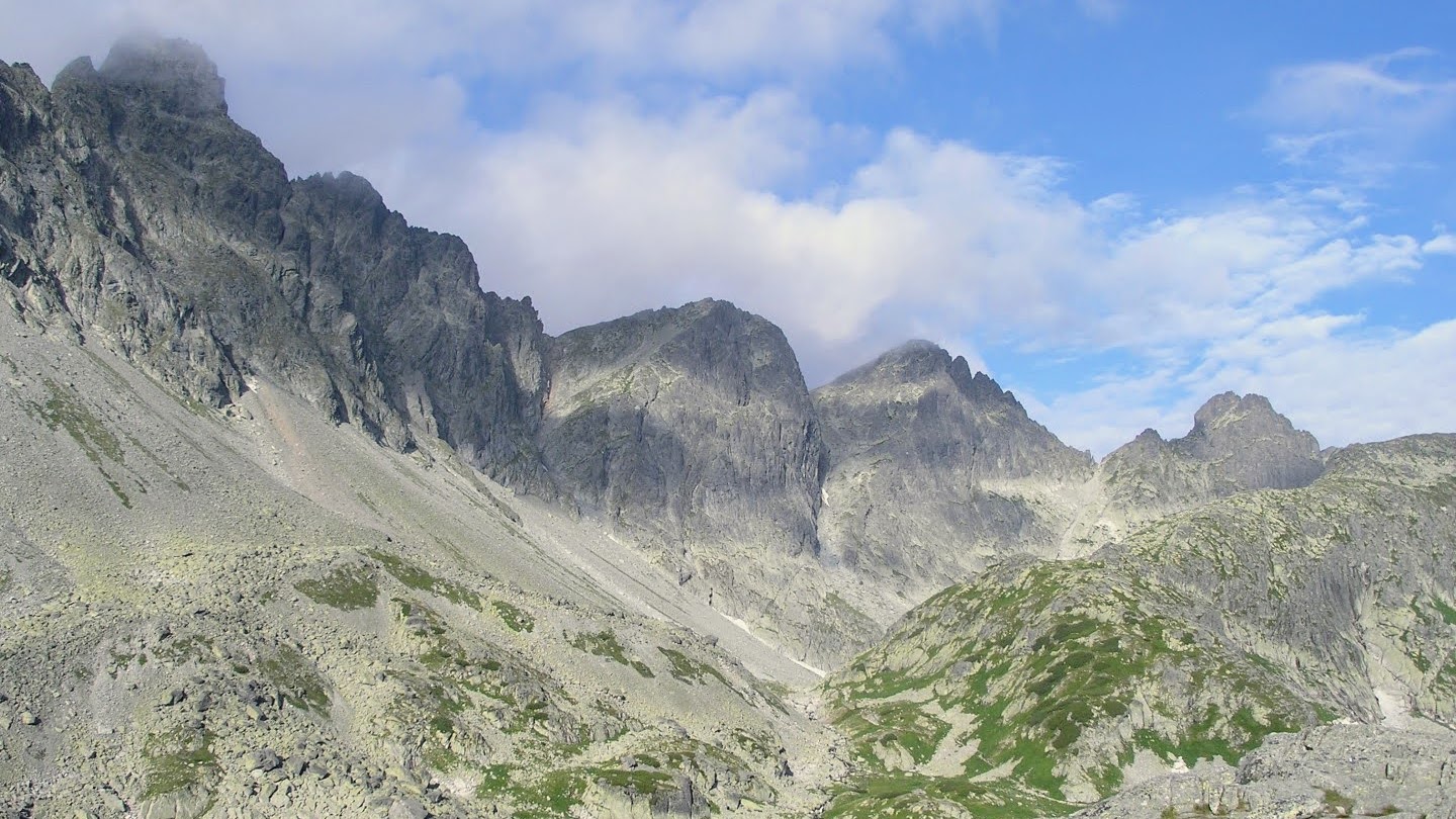 widok na skalne szczyty Tatr Słowackich.