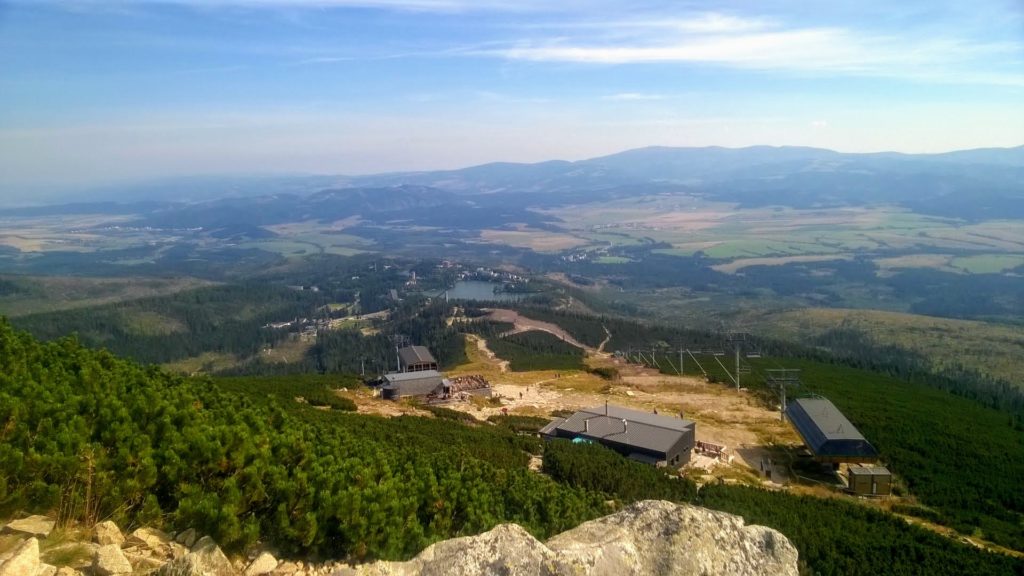 Widok ze szlaku w Tatrach Słowackich na Szczyrbskie Pleso.