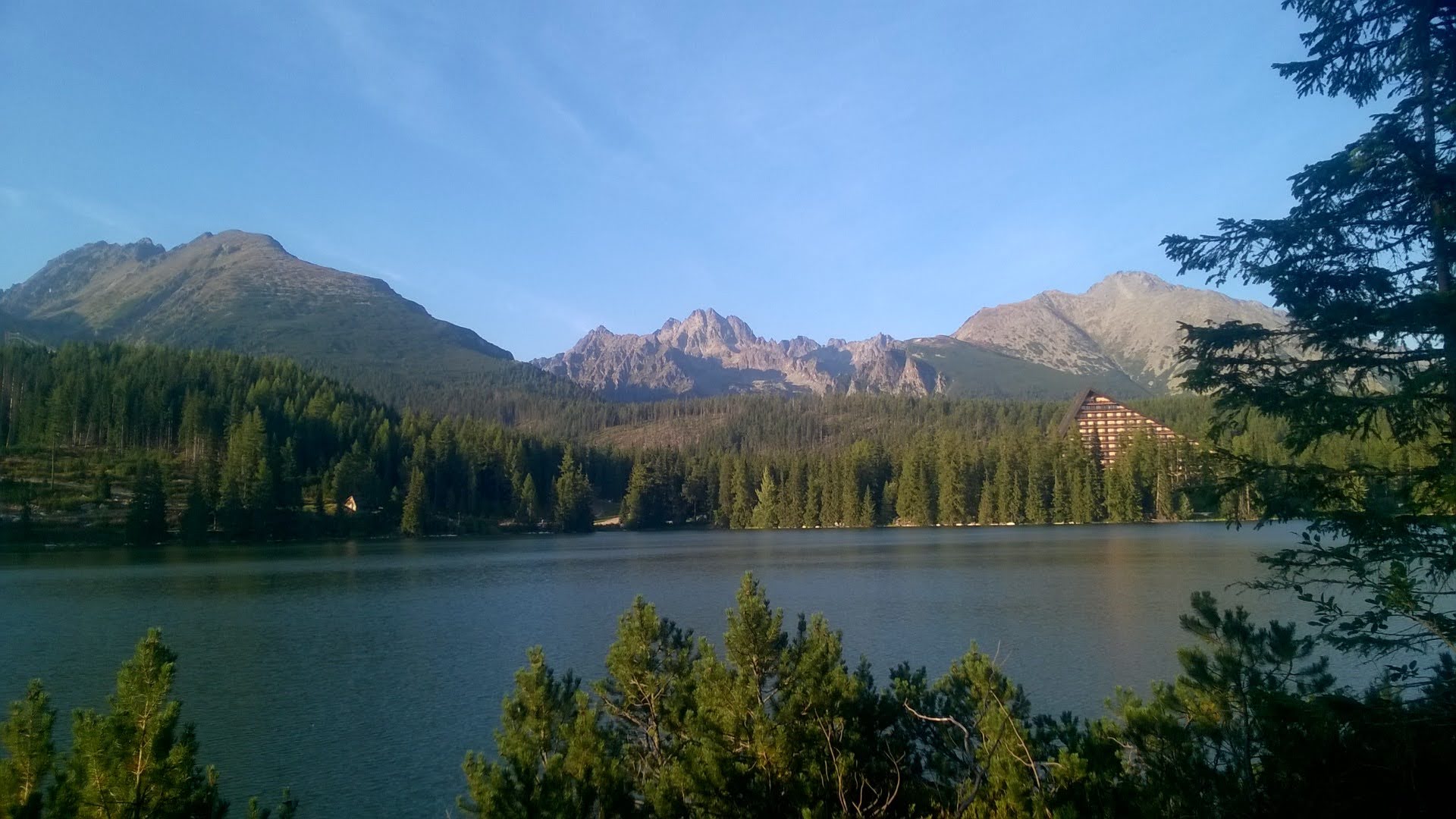 Szczyrbskie Jezioro i widok na Tatry słowackie.