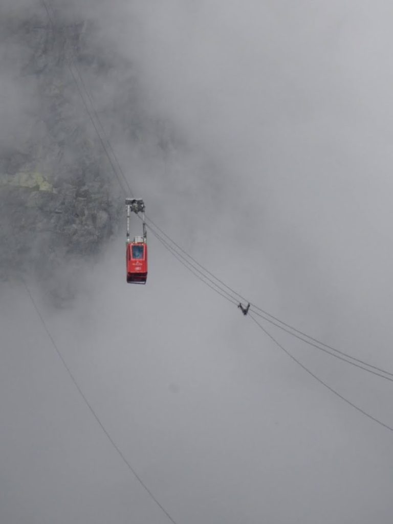 Czerwony wagon kolejki górskiej na Łomnicę w Tatrach słowackich.