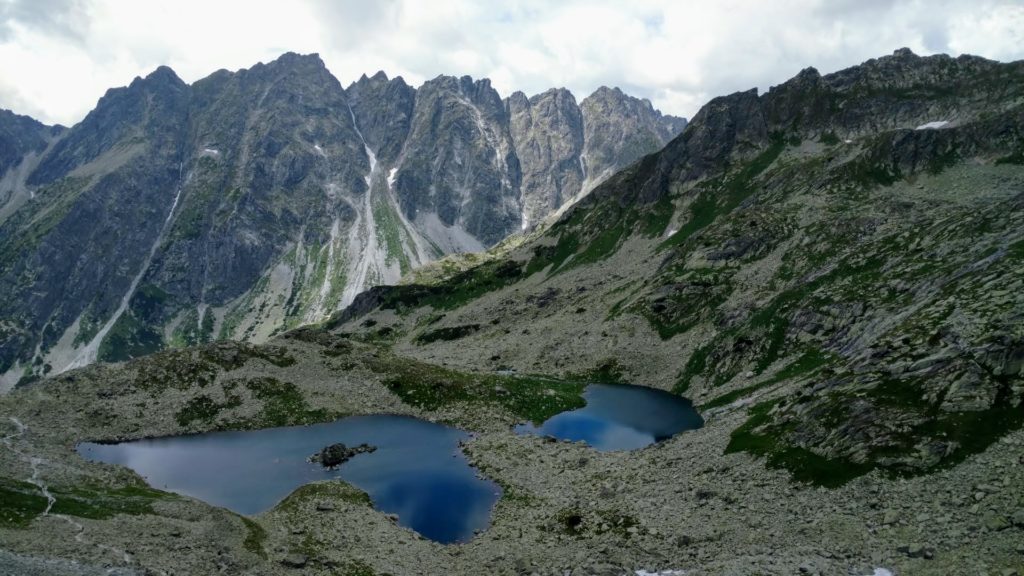 Widok na skalne szczyty Tatr Słowackich.