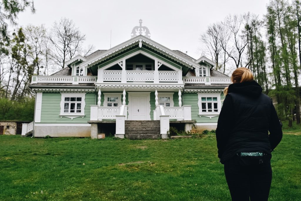 Dziewczyna stojąca i podziwiająca Domek Gubernatora, Białowieża.