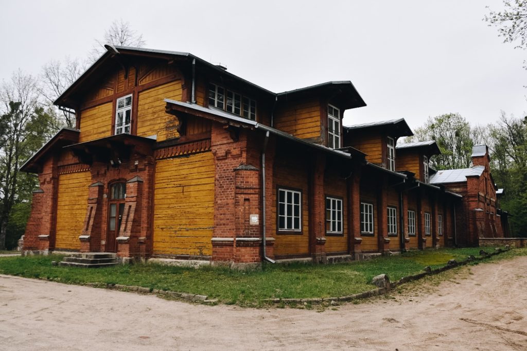 Zabytkowy budynek w parku pałacowym w Białowiezy.