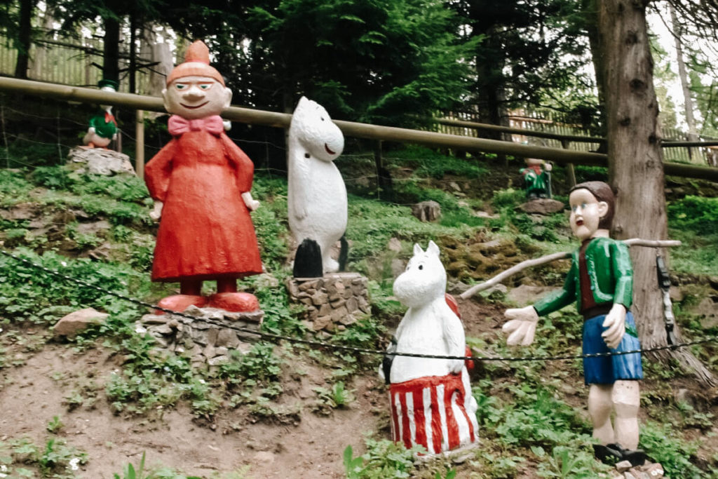 Ogród Bajek, figurki bajowych postaci - muminki.