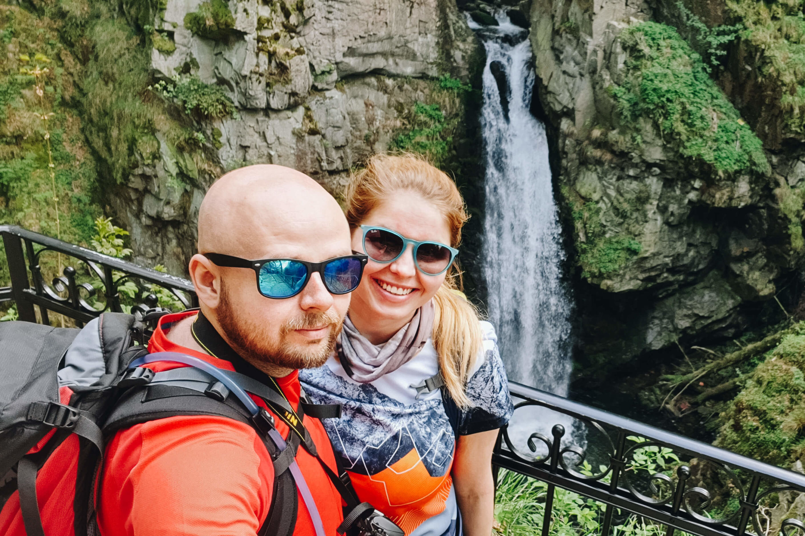 Para pod wodospadem wilczki.