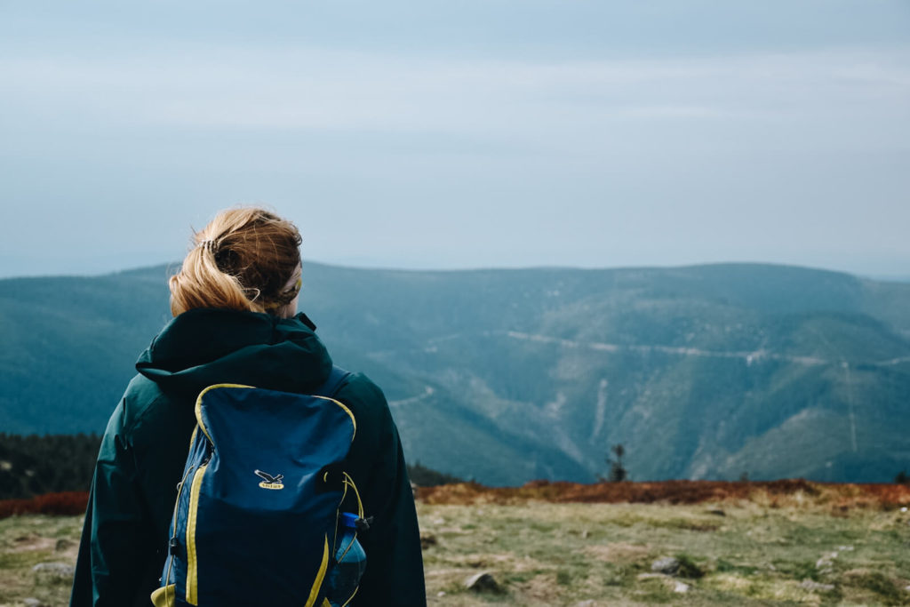 Masyw Śnieżnika, turystka z plecakiem patrząca na okoliczne szczyty.