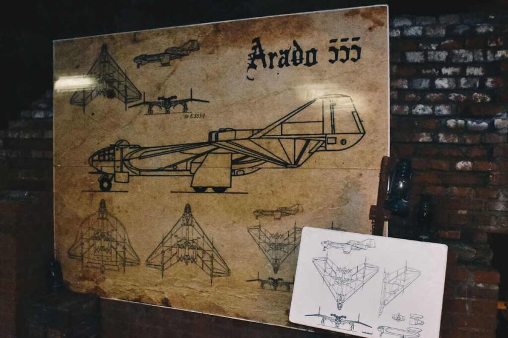 Podziemny tunel z czasów II Wojny Światowej, plany wojskowego samolotu.