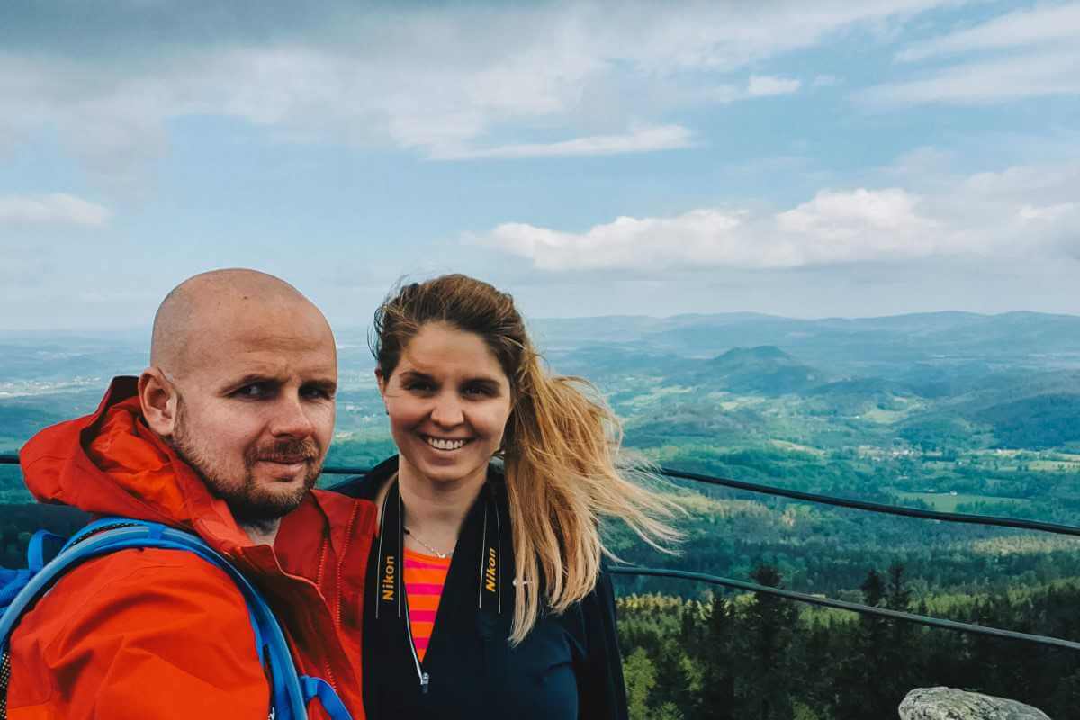 Para na szczycie góry.