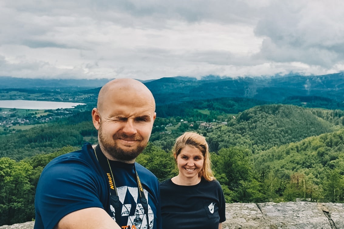 Para na wieży zamkowej w tle Sudety.