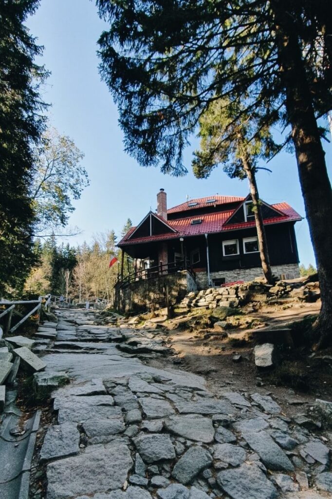 Sudety, schronisko Kamieńczyk i prowadząca do niego droga.