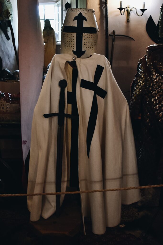 Zbroja i strój rycerza krzyżackiego.