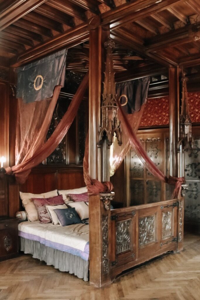 Królewskie łóżko w komnacie zamkowej.