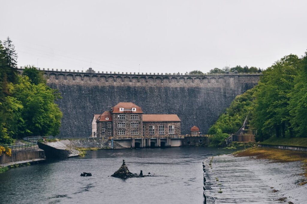 Rzeka i elektrownia wodna na tle zapory.