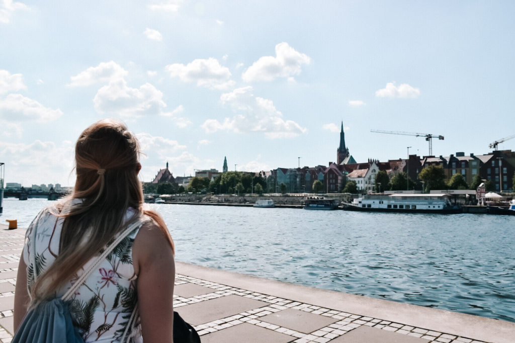 Dziewczyna patrząca na panoramę miasta.