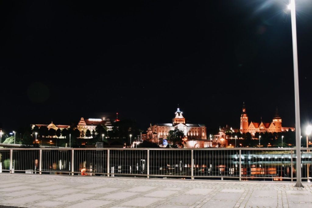 Szczecin widziany noca z bulwarów nad Odrą.