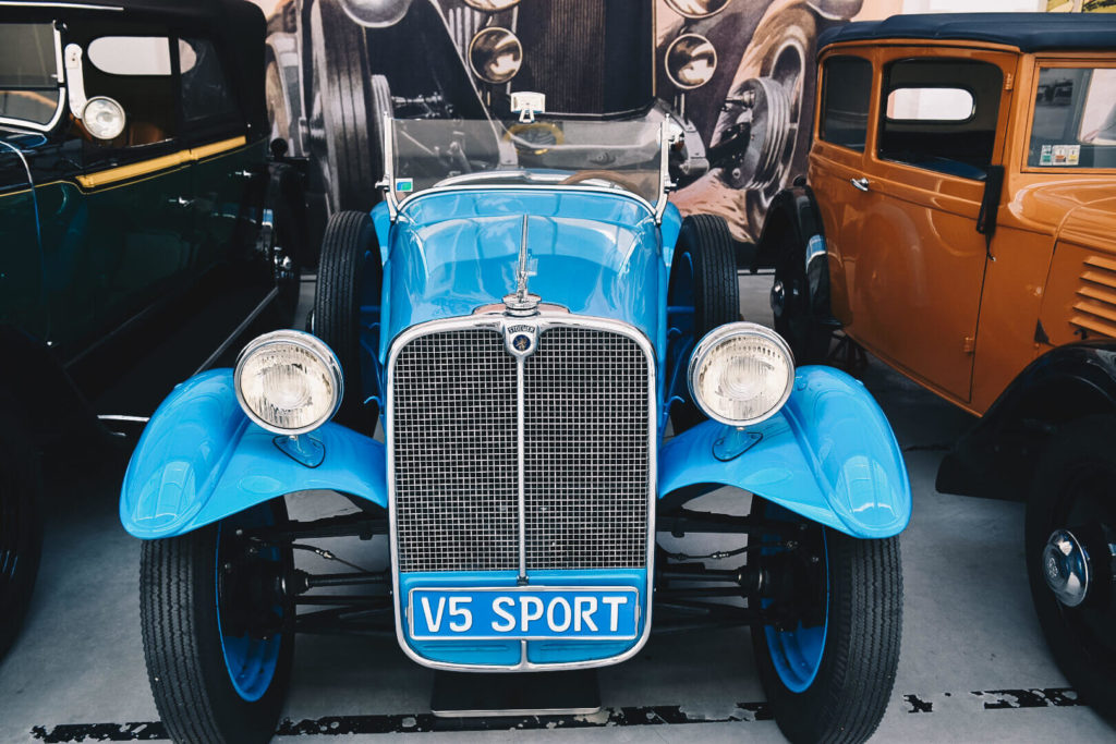 Zabytkowy, niebieski, sportowy samochód Stoewer.